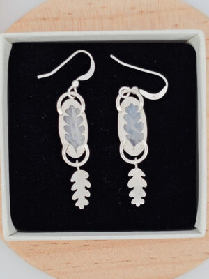 Arrière d'une paire de boucles d'oreilles en argent serties de péristérites avec des feuilles de chêne texturées