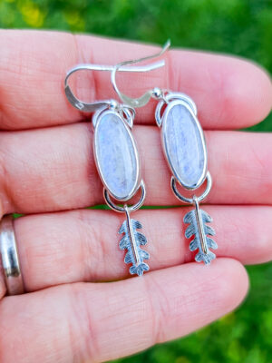 Boucles d'oreilles en argent serties de péristérites avec des feuilles de chêne texturées