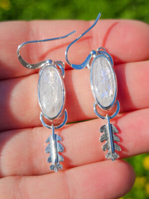 Boucles d'oreilles en argent serties de péristérites avec des feuilles de chêne texturées