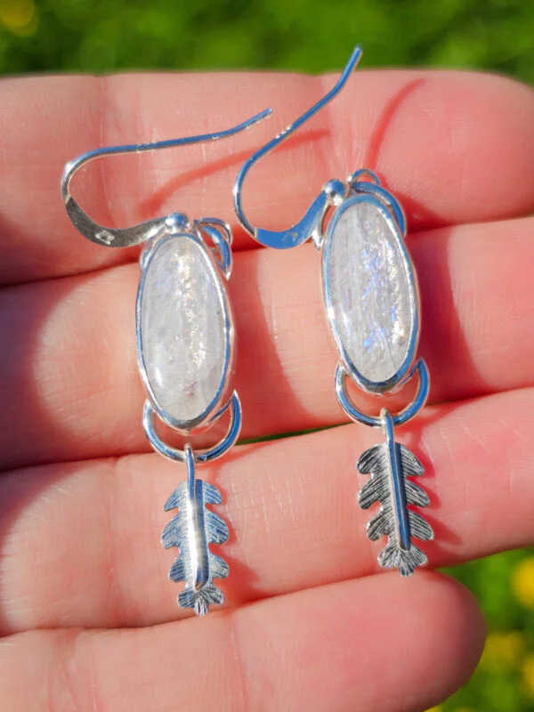 Boucles d'oreilles en argent serties de péristérites avec des feuilles de chêne texturées