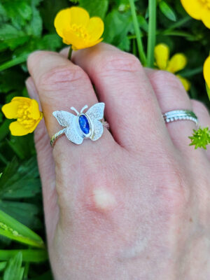 Bague en argent torsadée surmontée d'un papillon en argent et sertie d'un lapis lazuli
