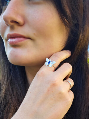 Bague en argent torsadée surmontée d'un papillon en argent et sertie d'un lapis lazuli
