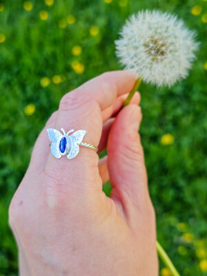 Bague en argent torsadée surmontée d'un papillon en argent et sertie d'un lapis lazuli