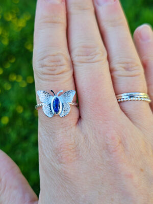 Bague en argent torsadée surmontée d'un papillon en argent et sertie d'un lapis lazuli