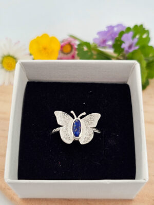Bague en argent torsadée surmontée d'un papillon en argent et sertie d'un lapis lazuli