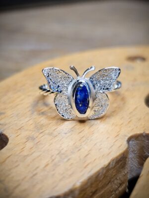 Bague en argent torsadée surmontée d'un papillon en argent et sertie d'un lapis lazuli