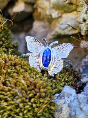 Bague en argent torsadée surmontée d'un papillon en argent et sertie d'un lapis lazuli