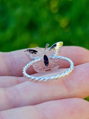 Bague en argent torsadée surmontée d'un papillon en argent et sertie d'un lapis lazuli