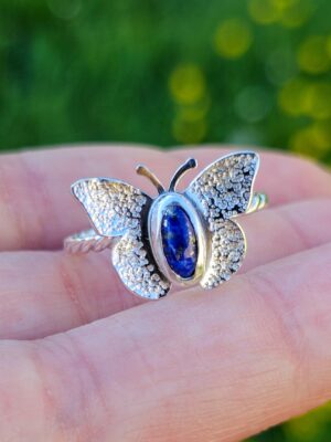 Bague en argent torsadée surmontée d'un papillon en argent et sertie d'un lapis lazuli