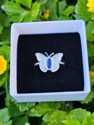 Bague en argent torsadée surmontée d'un papillon en argent et sertie d'un lapis lazuli