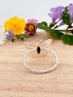Bague en argent torsadée surmontée d'un papillon en argent et sertie d'un lapis lazuli