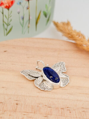 Collier en argent en forme de papillon serti d'un lapis lazuli
