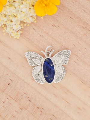 Collier en argent en forme de papillon serti d'un lapis lazuli