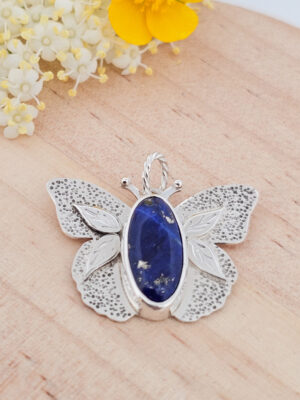 Collier en argent en forme de papillon serti d'un lapis lazuli