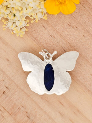 Arrière d'un collier en argent en forme de papillon serti d'un lapis lazuli