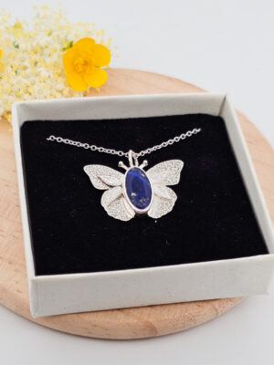 Collier en argent en forme de papillon serti d'un lapis lazuli