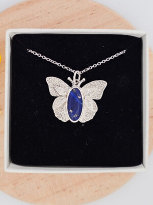 Collier en argent en forme de papillon serti d'un lapis lazuli