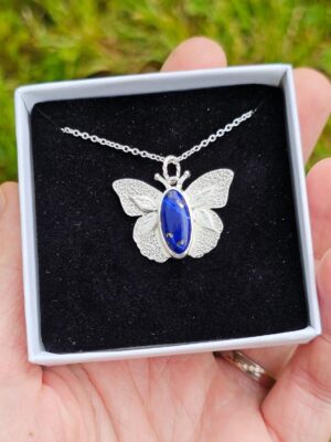 Collier en argent en forme de papillon serti d'un lapis lazuli