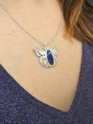Collier en argent en forme de papillon serti d'un lapis lazuli