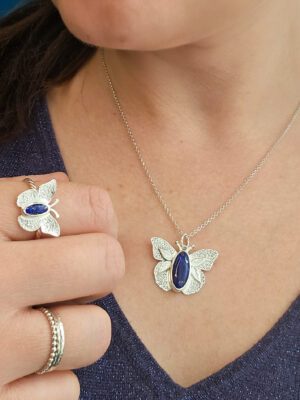 Parure en argent en forme de papillon sertie de lapis lazuli