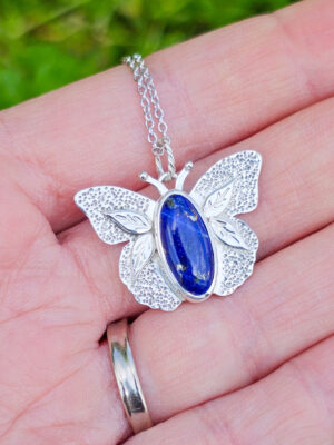 Collier en argent en forme de papillon serti d'un lapis lazuli