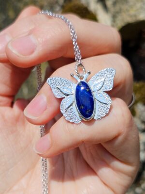 Collier en argent en forme de papillon serti d'un lapis lazuli