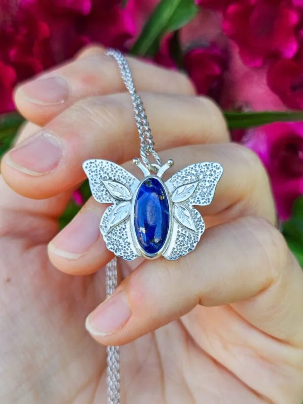 Collier en argent en forme de papillon serti d'un lapis lazuli