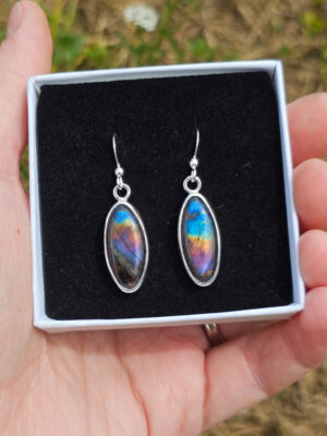 Boucles d'oreilles en argent serties de labradorites spectrolites ovales