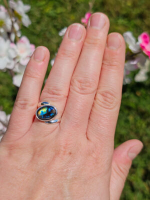 Bague en argent sertie d'une labradorite spectrolite