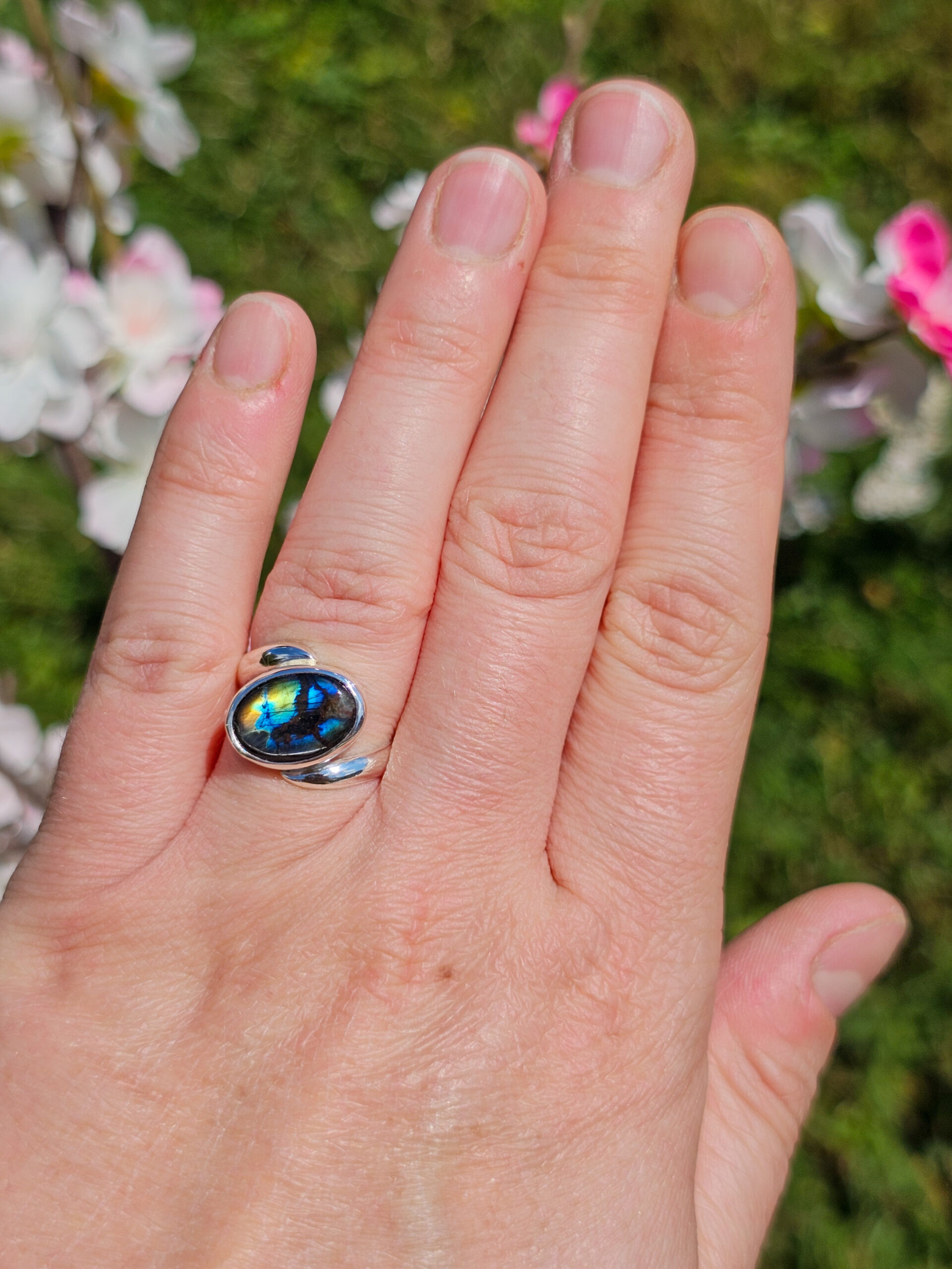 Bague en argent sertie d'une labradorite spectrolite