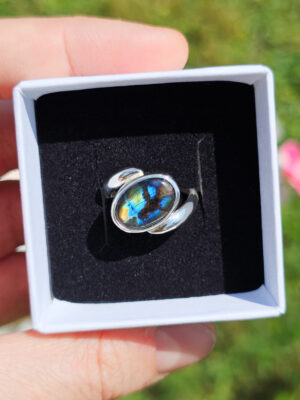 Bague en argent sertie d'une labradorite spectrolite