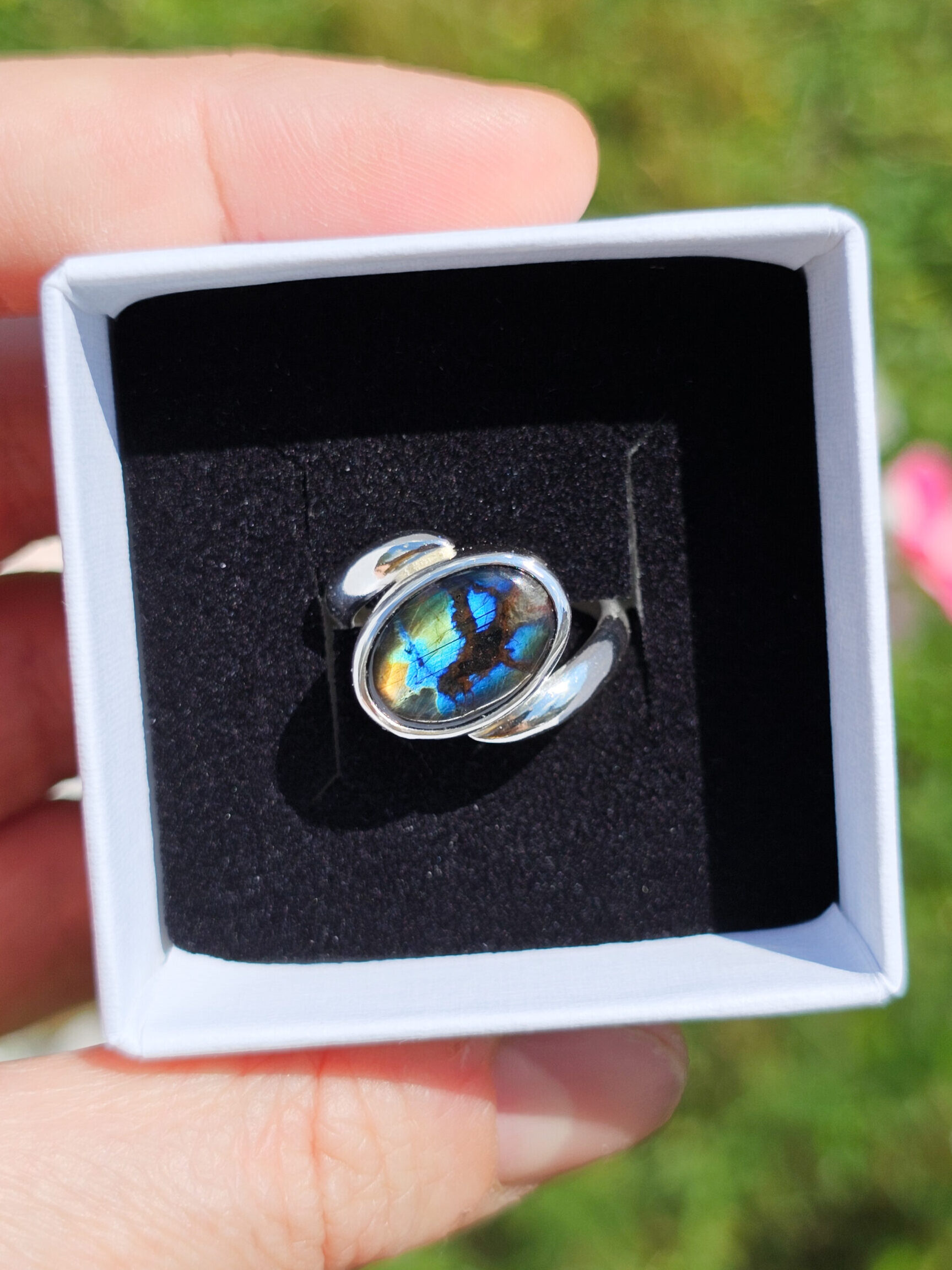 Bague en argent sertie d'une labradorite spectrolite