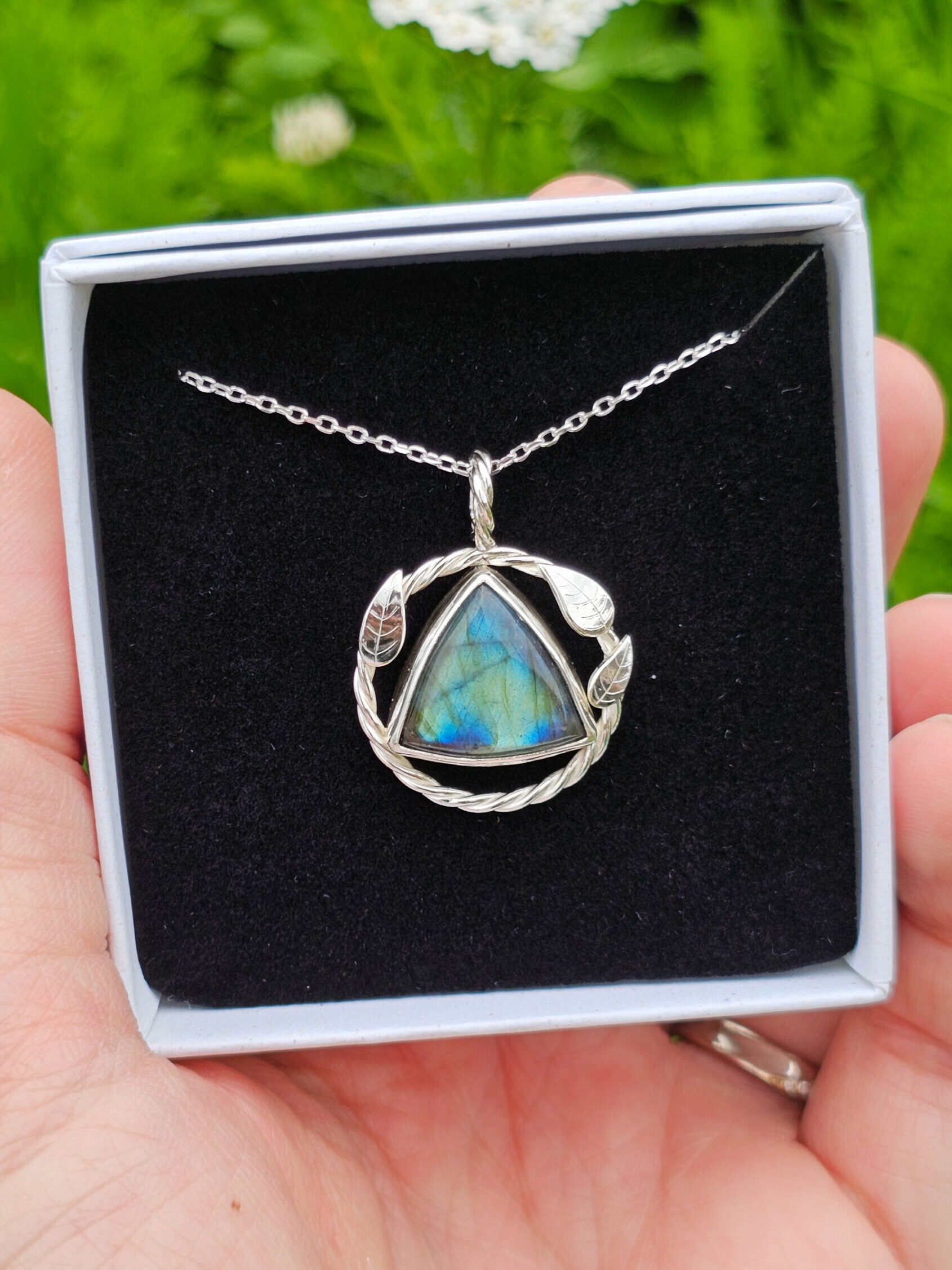 Pendentif en argent torsadé orné de feuilles et serti d'une labradorite