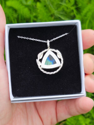 Pendentif en argent torsadé orné de feuilles et serti d'une labradorite
