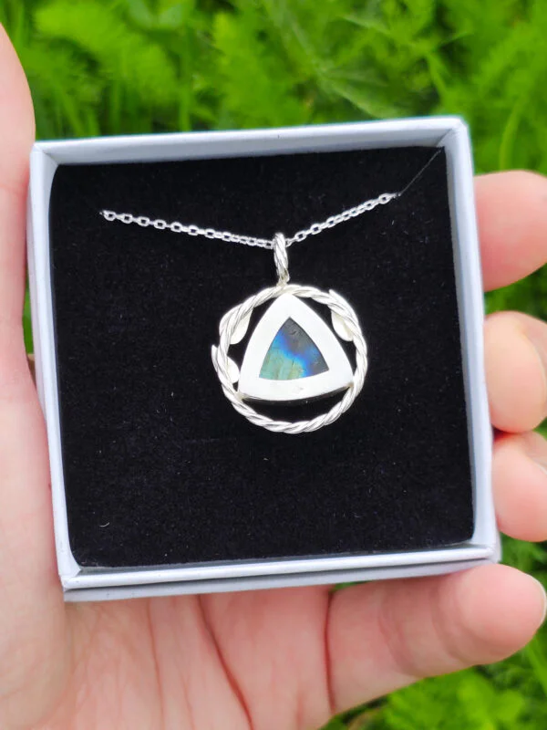 Pendentif en argent torsadé orné de feuilles et serti d'une labradorite