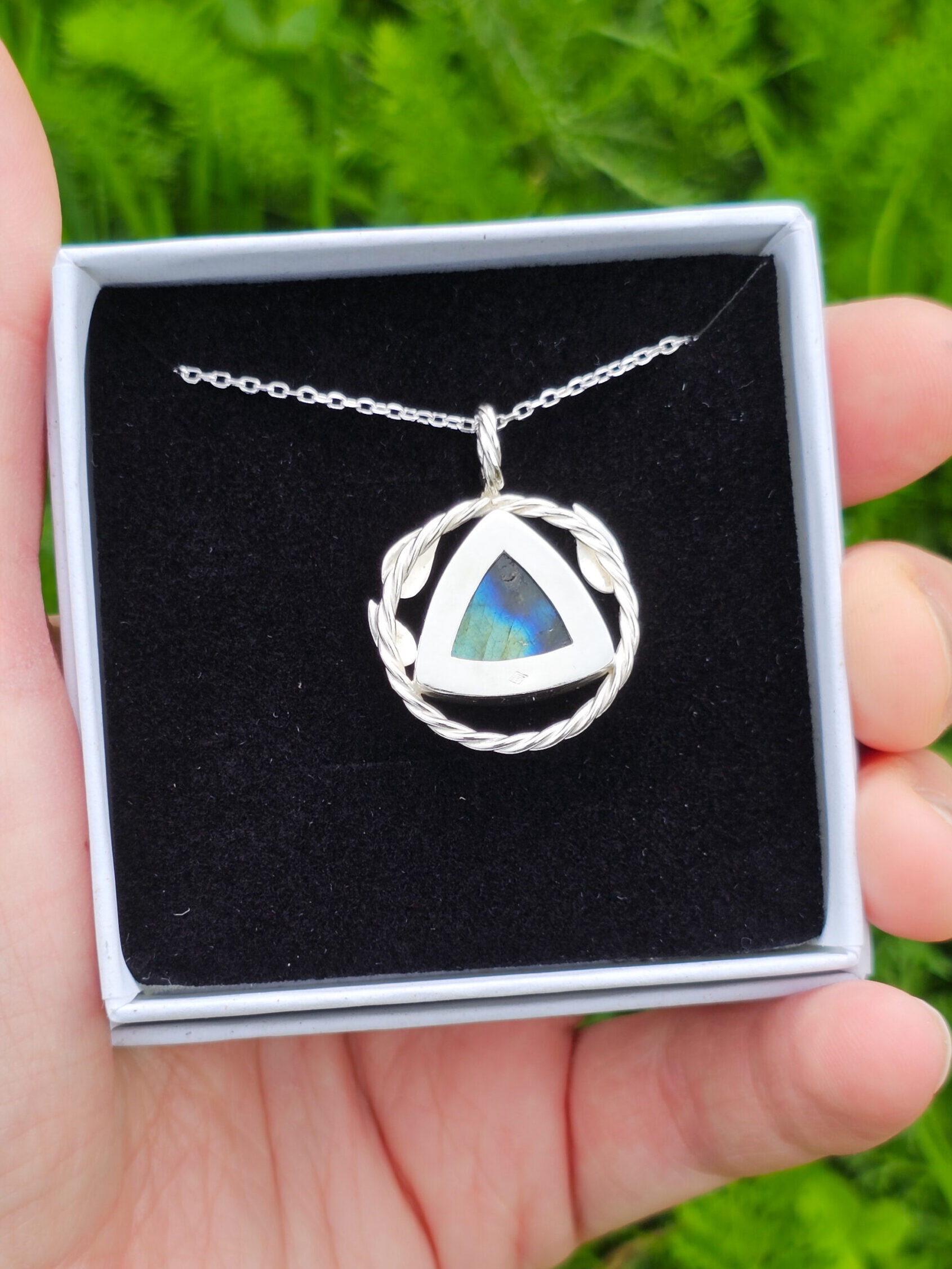 Pendentif en argent torsadé orné de feuilles et serti d'une labradorite