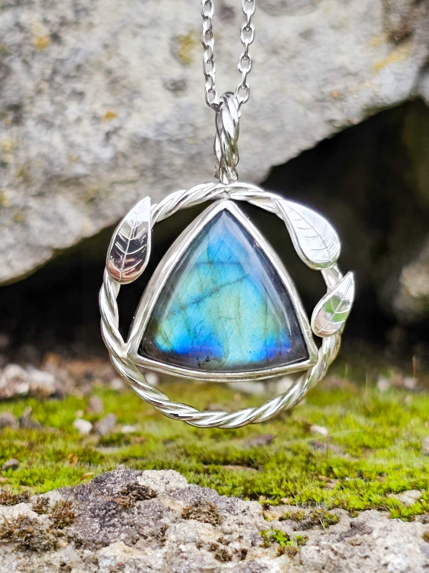 Pendentif en argent torsadé orné de feuilles et serti d'une labradorite