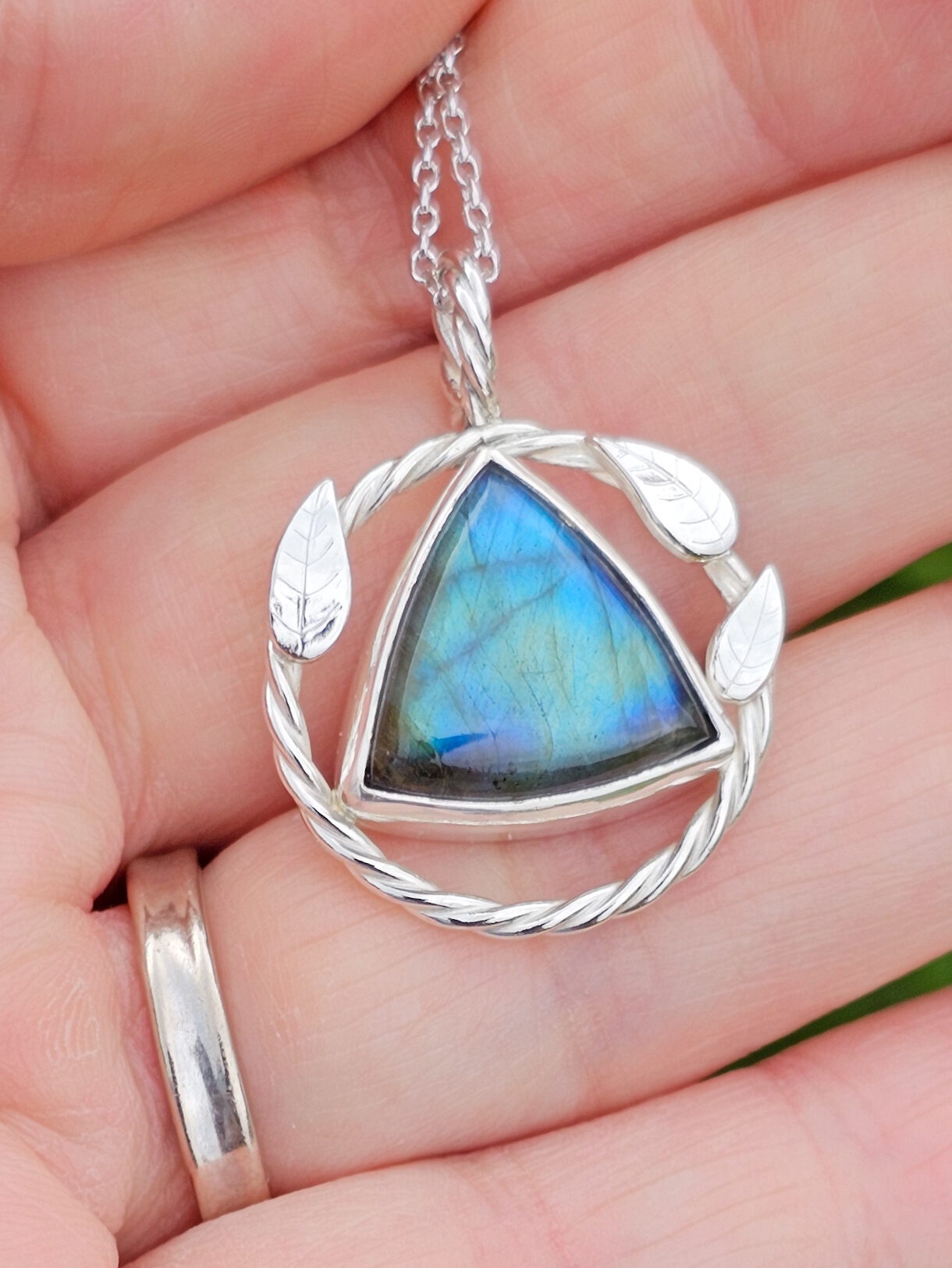 Pendentif en argent torsadé orné de feuilles et serti d'une labradorite
