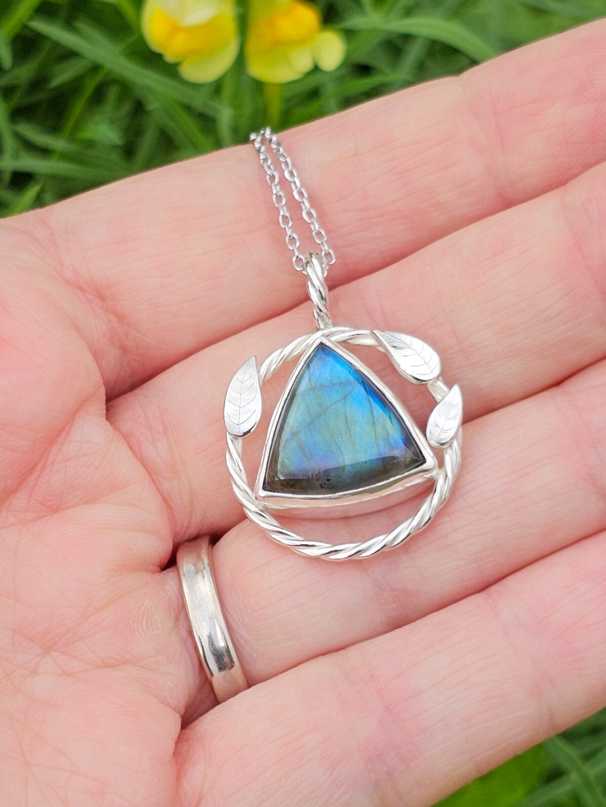 Pendentif en argent torsadé orné de feuilles et serti d'une labradorite