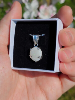 Collier en argent serti d'une Opale d'Australie avec des motifs de feuilles