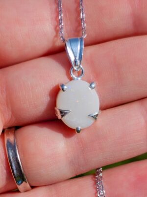 Collier en argent serti d'une Opale d'Australie avec des motifs de feuilles