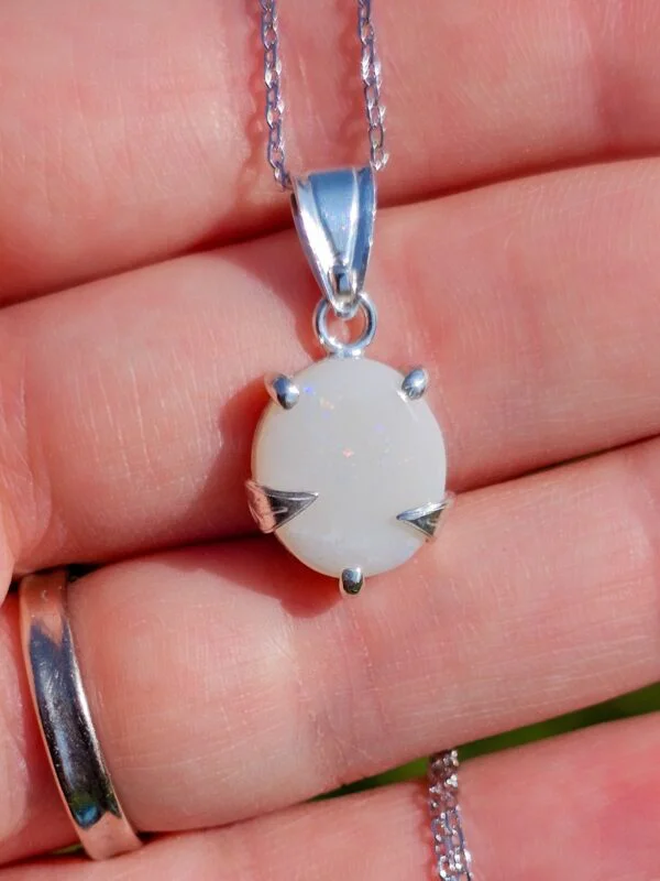 Collier en argent serti d'une Opale d'Australie avec des motifs de feuilles