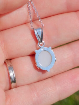 Collier en argent serti d'une Opale d'Australie avec des motifs de feuilles