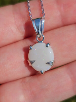 Collier en argent serti d'une Opale d'Australie avec des motifs de feuilles