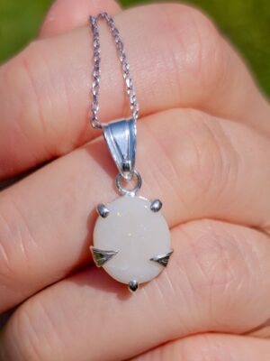 Collier en argent serti d'une Opale d'Australie avec des motifs de feuilles