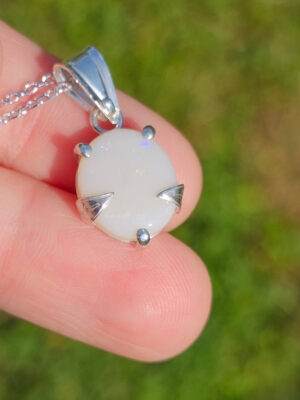 Collier en argent serti d'une Opale d'Australie avec des motifs de feuilles