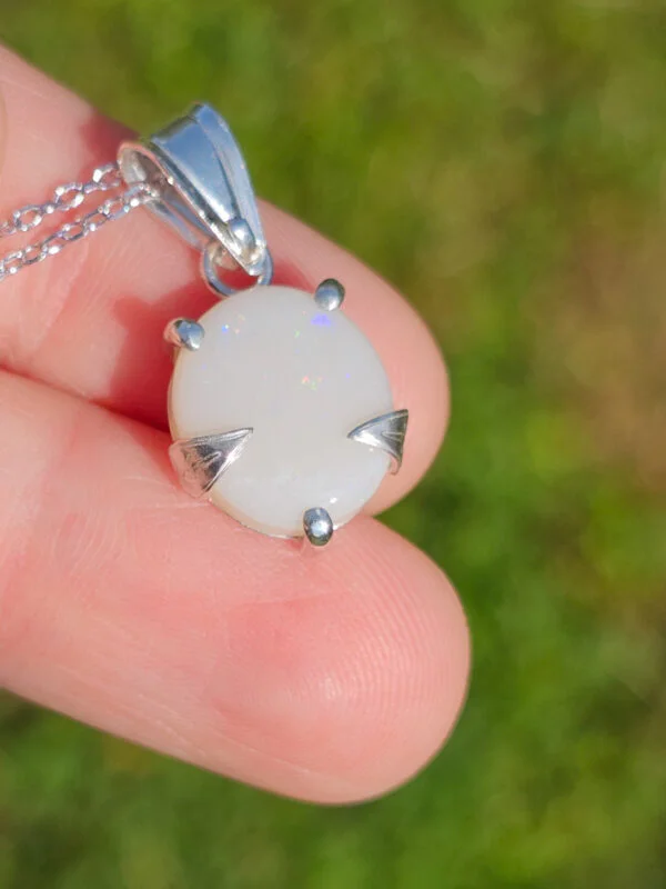 Collier en argent serti d'une Opale d'Australie avec des motifs de feuilles