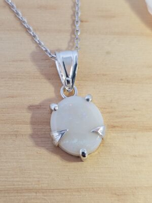 Collier en argent serti d'une Opale d'Australie avec des motifs de feuilles