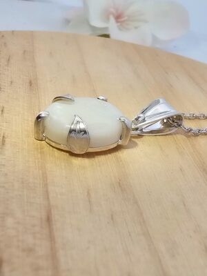 Collier en argent serti d'une Opale d'Australie avec des motifs de feuilles