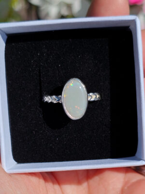 Bague en argent torsadée sertie d'une Opale d'Australie